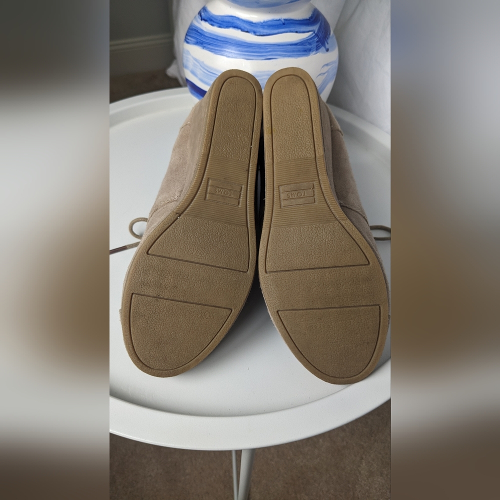 Tom's Wedges, Size 8 - Picture 2 of 3